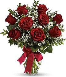 9 Rosas Rojas de primera calidad con tallo largo arreglada de forma elegante con verde de relleno, la composición perfecta para tu mensaje de amor