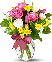 Rosas, Lisianthus y Flores variadas con verde de complemento, ramo alegre y armonioso, perfecto para todas las ocasiones