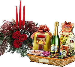 Centro de mesa de Navidad con 3 rosas rojas y canasta de regalo de Navidad